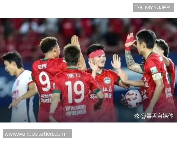 客胜三镇成功保级球迷热情迎接深圳新鹏城全队归来 客胜三镇成功保级球迷热情迎接深圳新鹏城全队归来